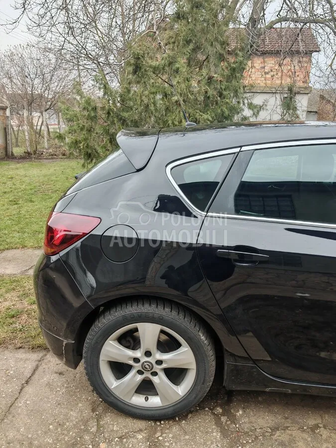 Opel Astra J 2010 photo 3