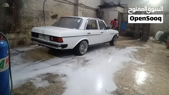 Mercedes-Benz E-Class 1982 photo 3