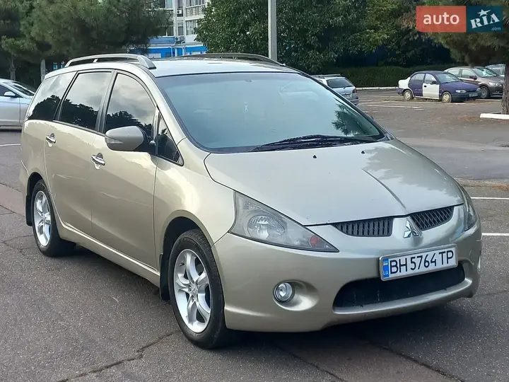 Mitsubishi Grandis 2007 photo 2
