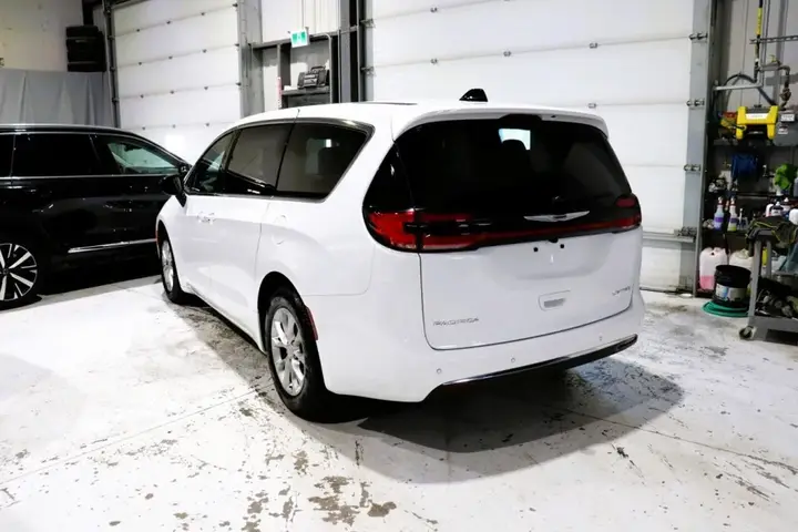 Chrysler Pacifica 2026 photo 2