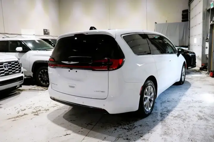 Chrysler Pacifica 2026 photo 4
