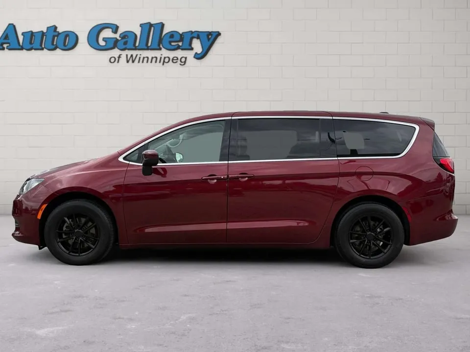 Chrysler Grand Caravan 2023 photo 2