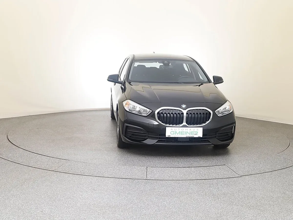 BMW 1 Series 2023 photo 2
