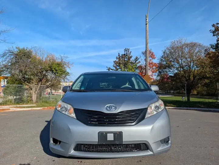 Toyota Sienna 2012 photo 2