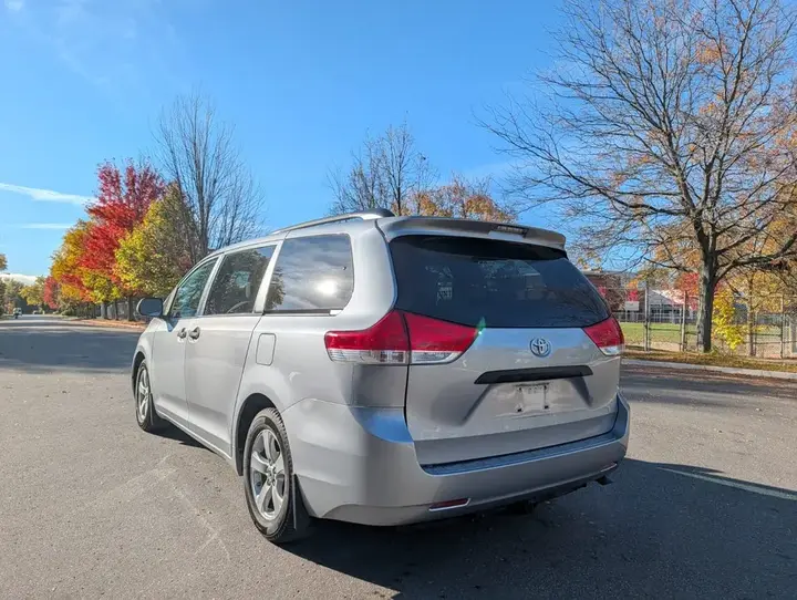 Toyota Sienna 2012 photo 5