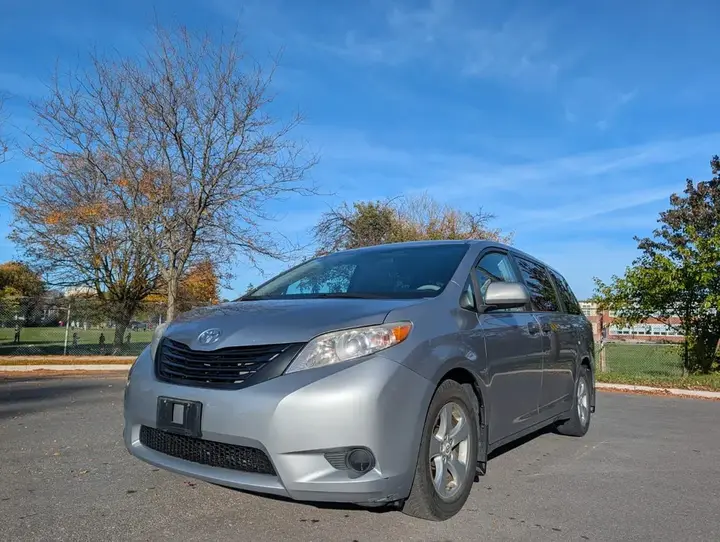 Toyota Sienna 2012 photo 3