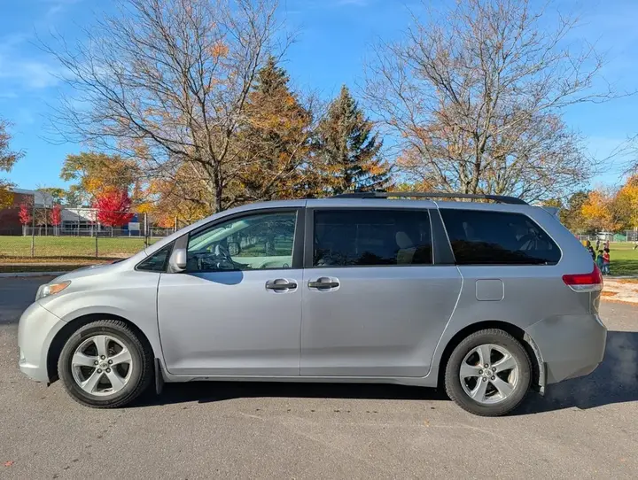 Toyota Sienna 2012 photo 4