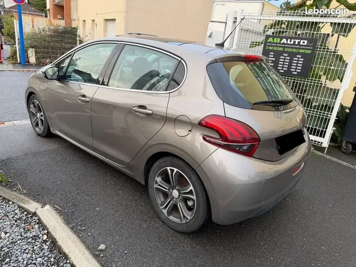 Peugeot 208 2012 photo 4
