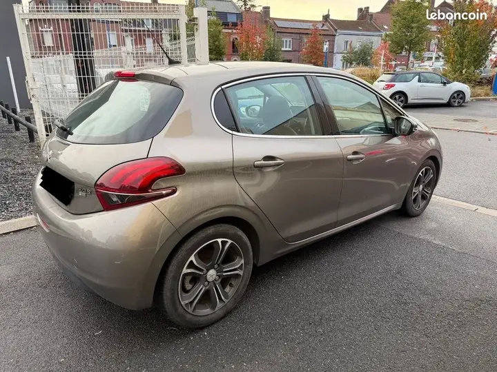 Peugeot 208 2012 photo 3
