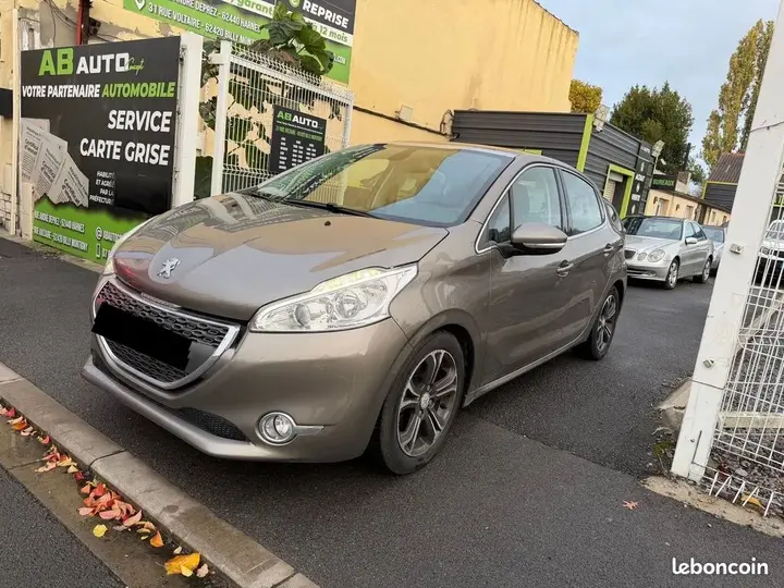 Peugeot 208 2012 photo 2