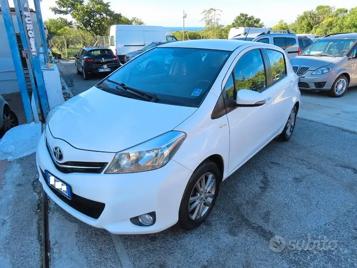 Toyota Yaris 2014 photo 2
