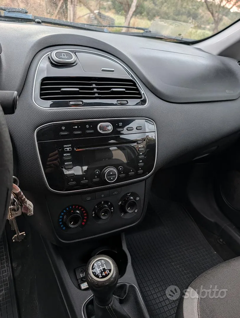 Fiat Grande Punto 2012 photo 2