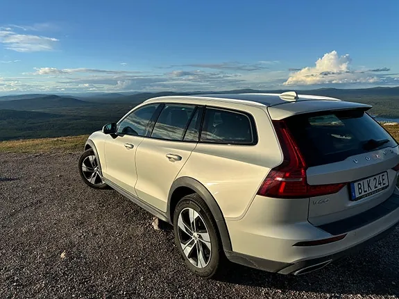 Volvo V60 Cross Country 2022 photo 2
