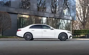 Mercedes-Benz E 300 2026 photo 4