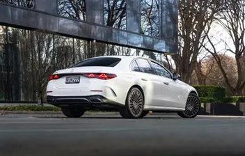 Mercedes-Benz E 300 2026 photo 3