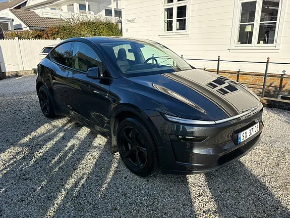 Tesla Model Y 2025 photo 2