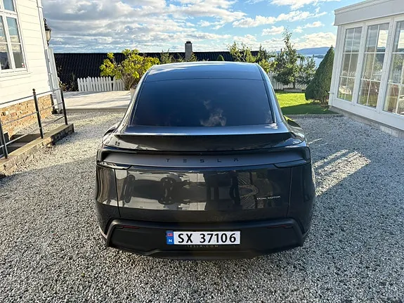 Tesla Model Y 2025 photo 5