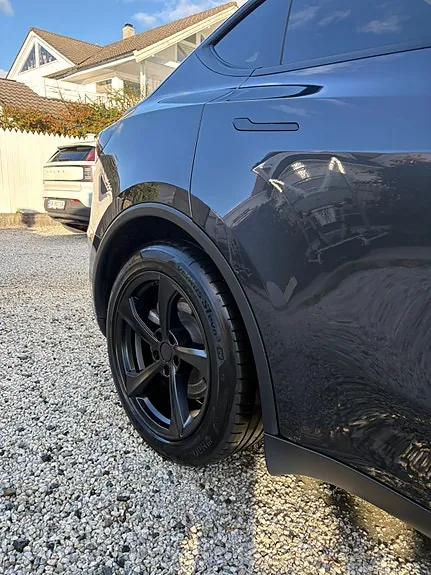 Tesla Model Y 2025 photo 4