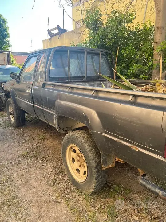 Toyota Hilux 1988 photo 2