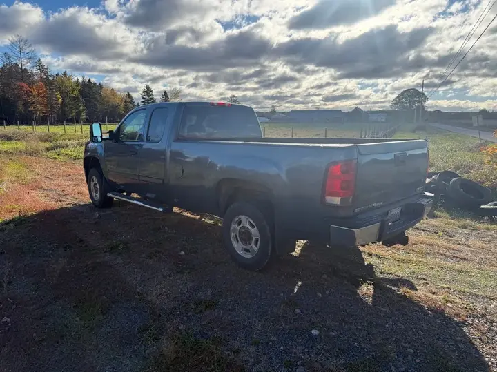 GMC Sierra 2500 2011 photo 2