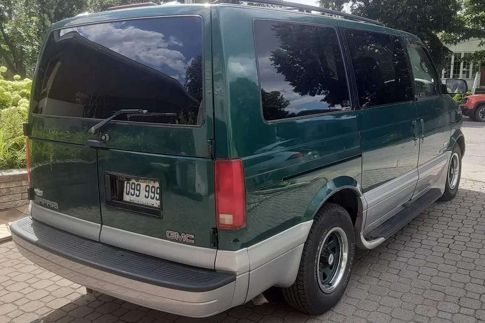 GMC Safari 1998 photo 4