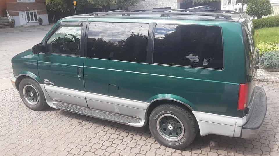 GMC Safari 1998 photo 2