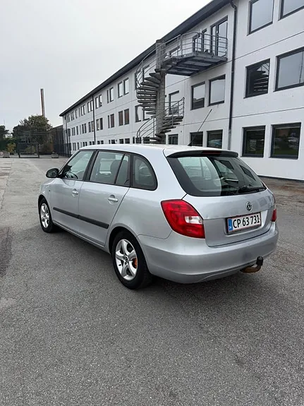 Skoda Fabia 2010 photo 2