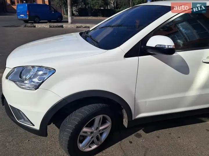 KG Mobility Korando 2011 photo 3