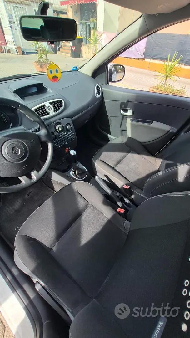 Renault Clio 2011 photo 2