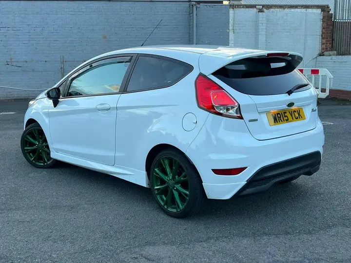 Ford Fiesta 2015 photo 2
