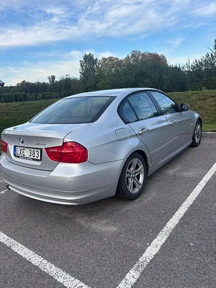 BMW 318D 2012 photo 2