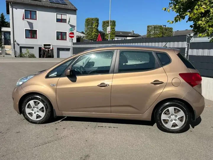 Kia Venga 2011 photo 2