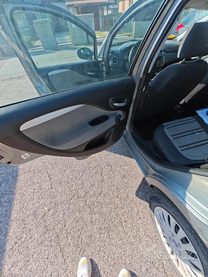 Fiat Grande Punto 2010 photo 5