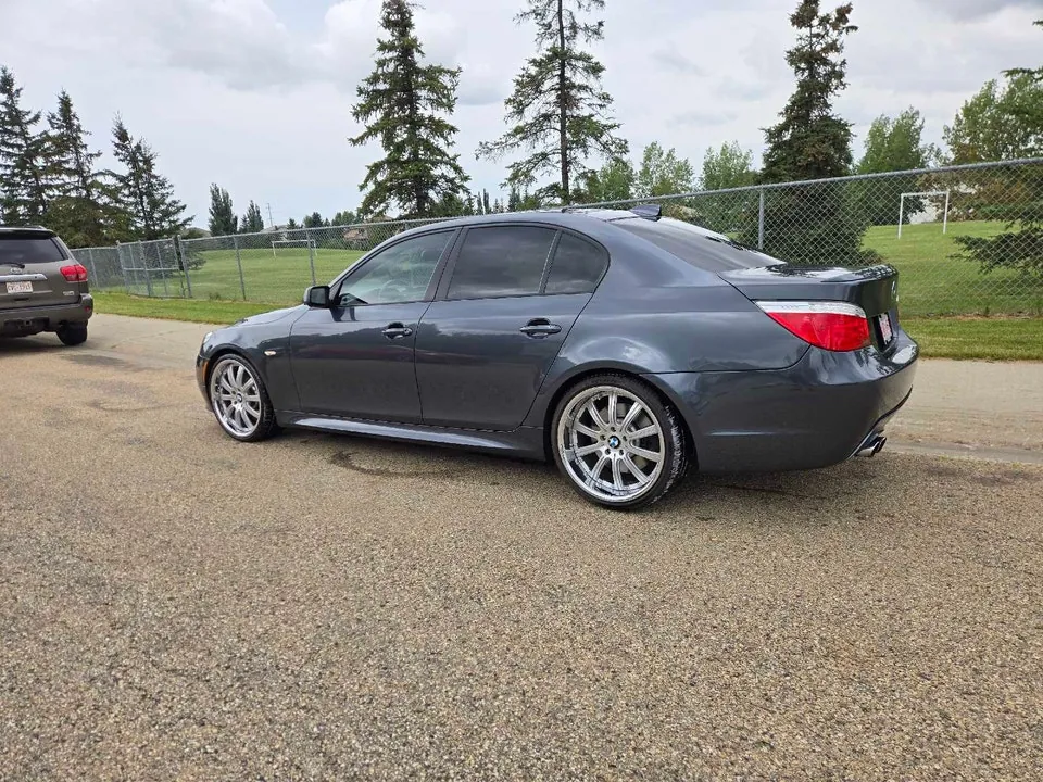 BMW 5 Series 2010 photo 2
