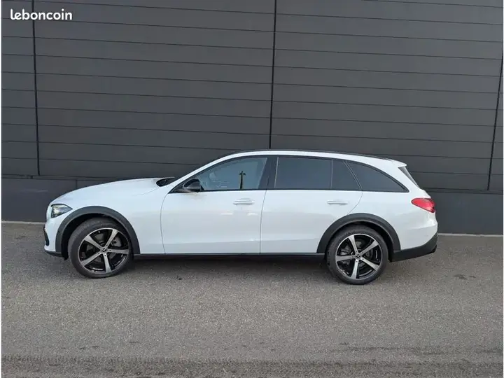 Mercedes-Benz C-Class 2025 photo 2