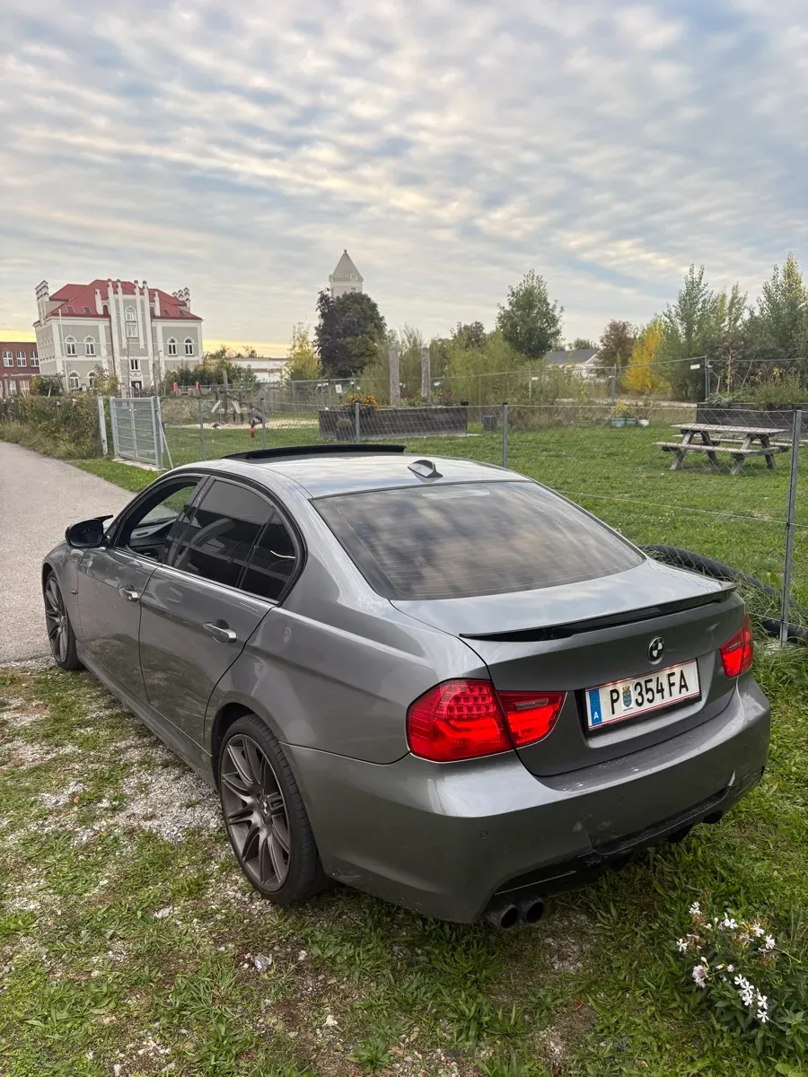 BMW 3 Series 2011 photo 3