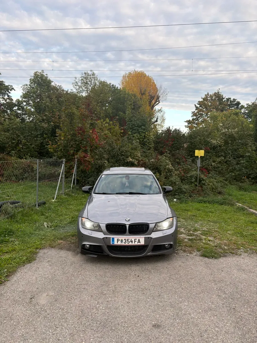 BMW 3 Series 2011 photo 2