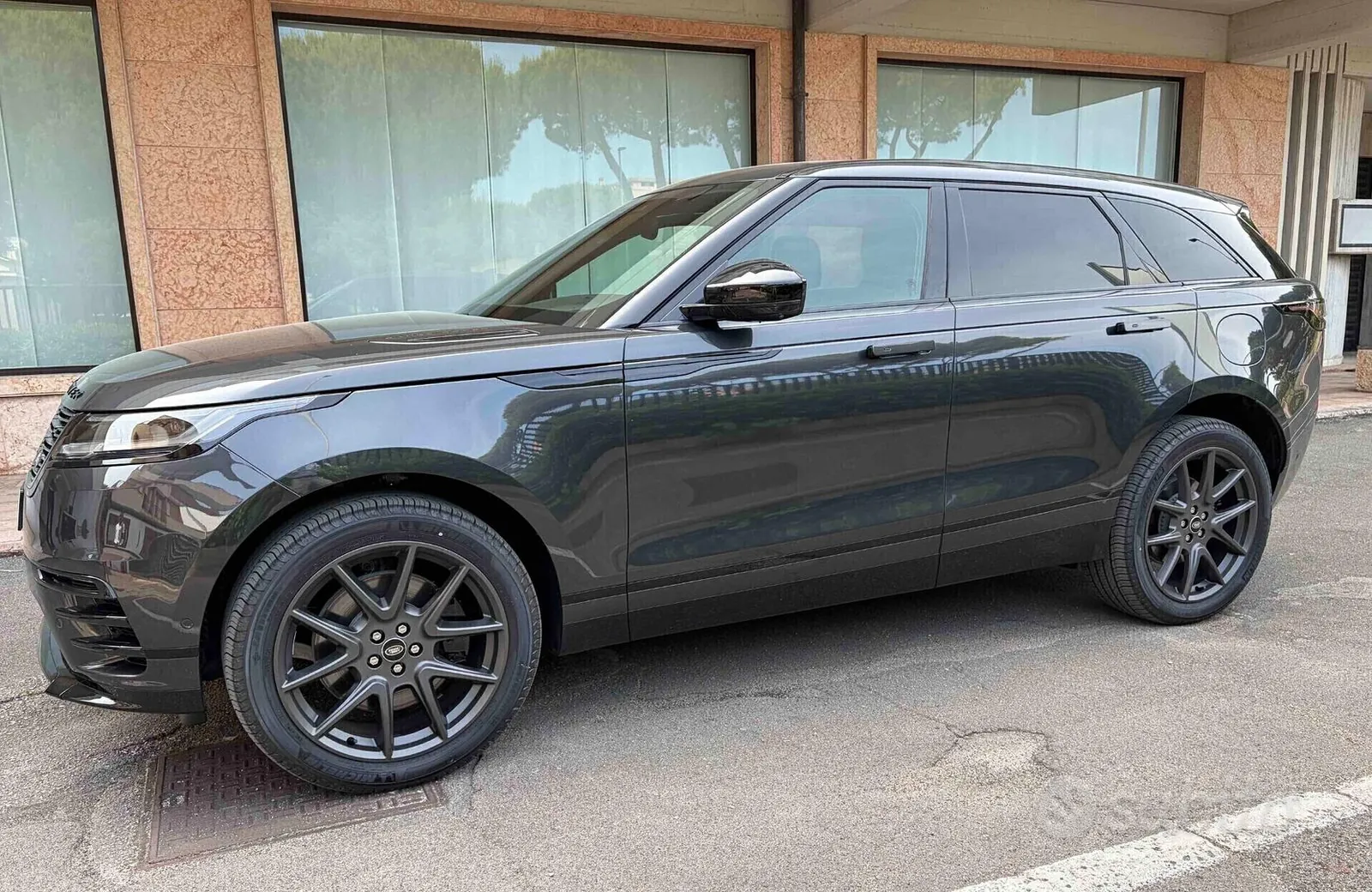Land Rover Range Rover Velar 2026 photo 4