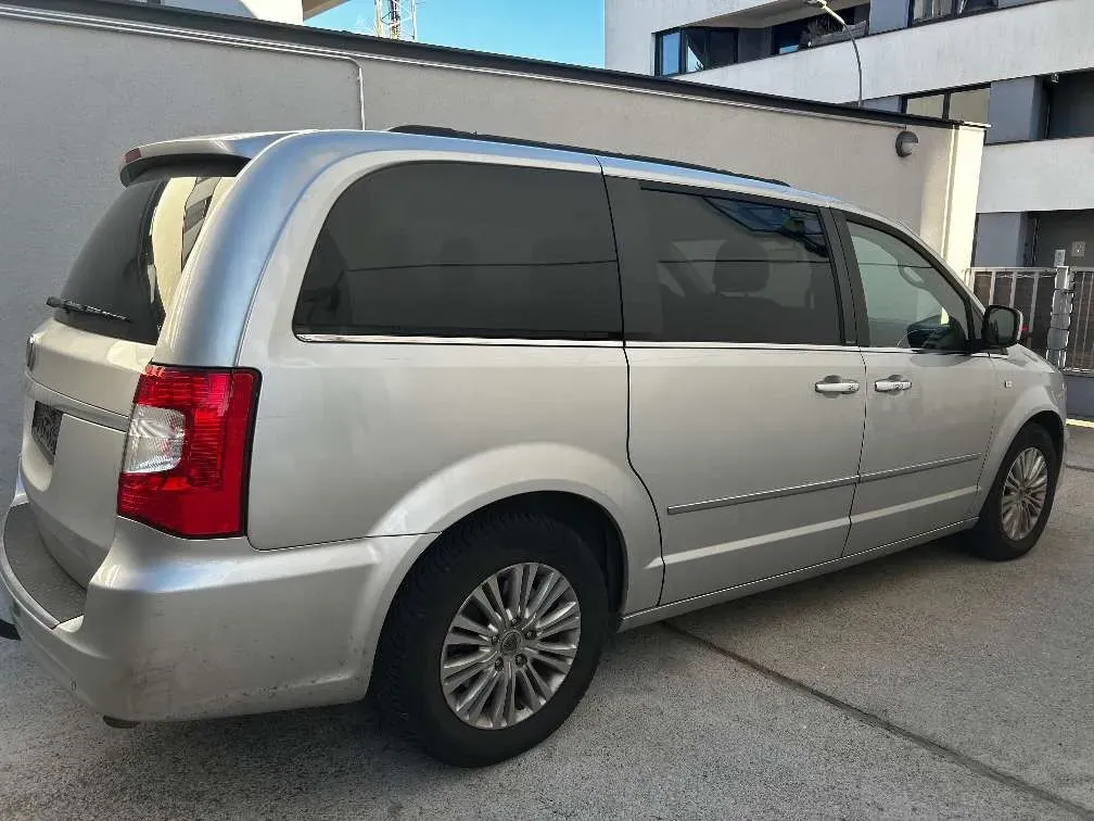 Lancia Voyager 2012 photo 2