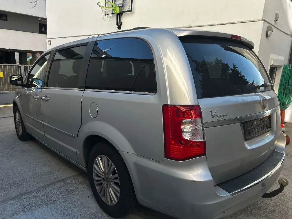 Lancia Voyager 2012 photo 3