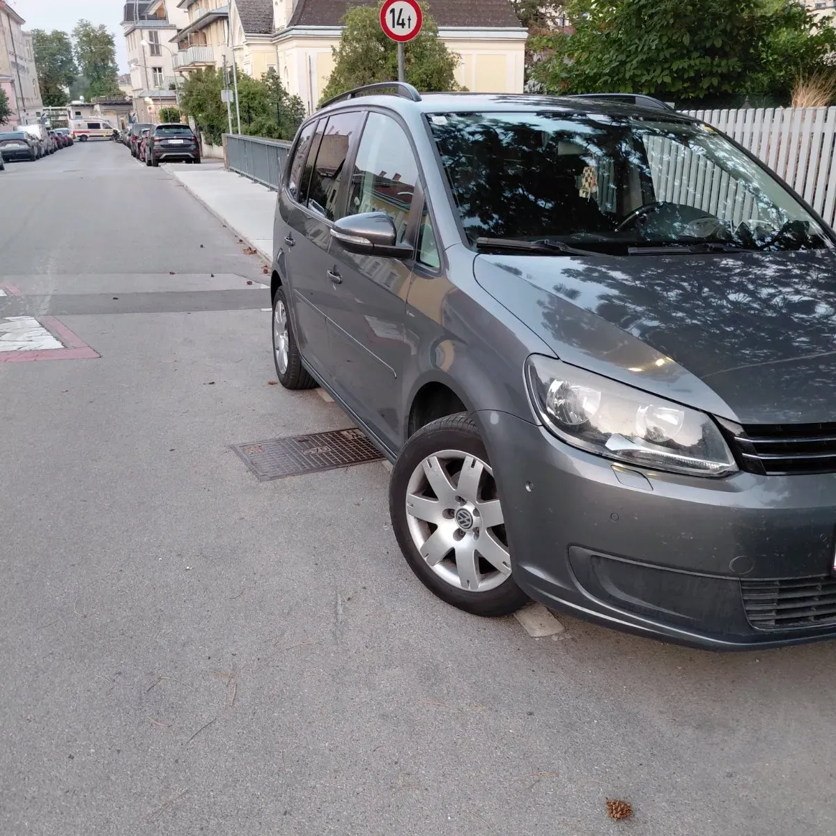 Volkswagen Touran 2010 photo 2