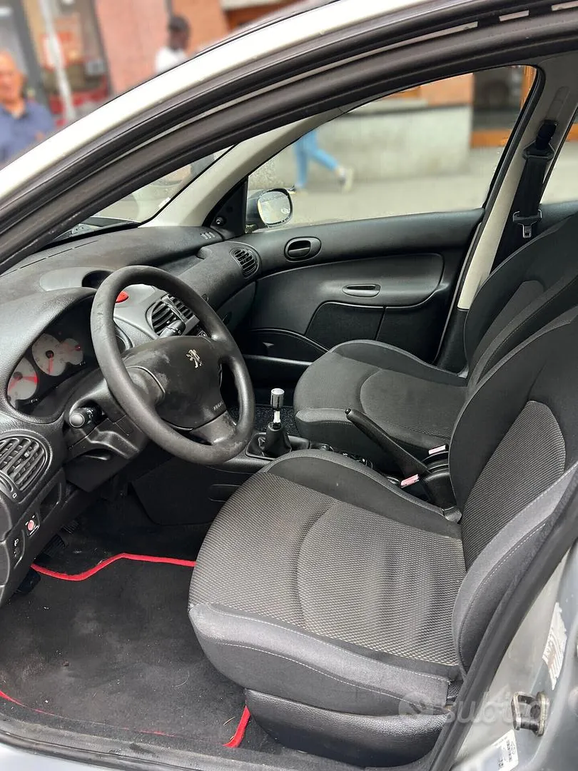 Peugeot 206 2008 photo 2