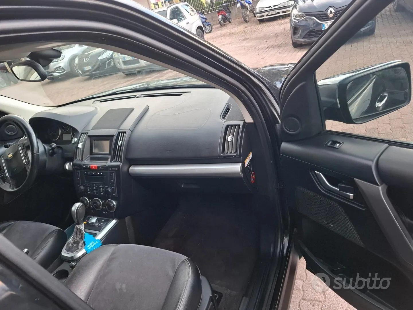 Land Rover Freelander 2010 photo 4