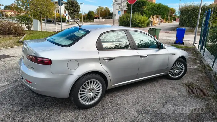 Alfa Romeo 159 2005 photo 2