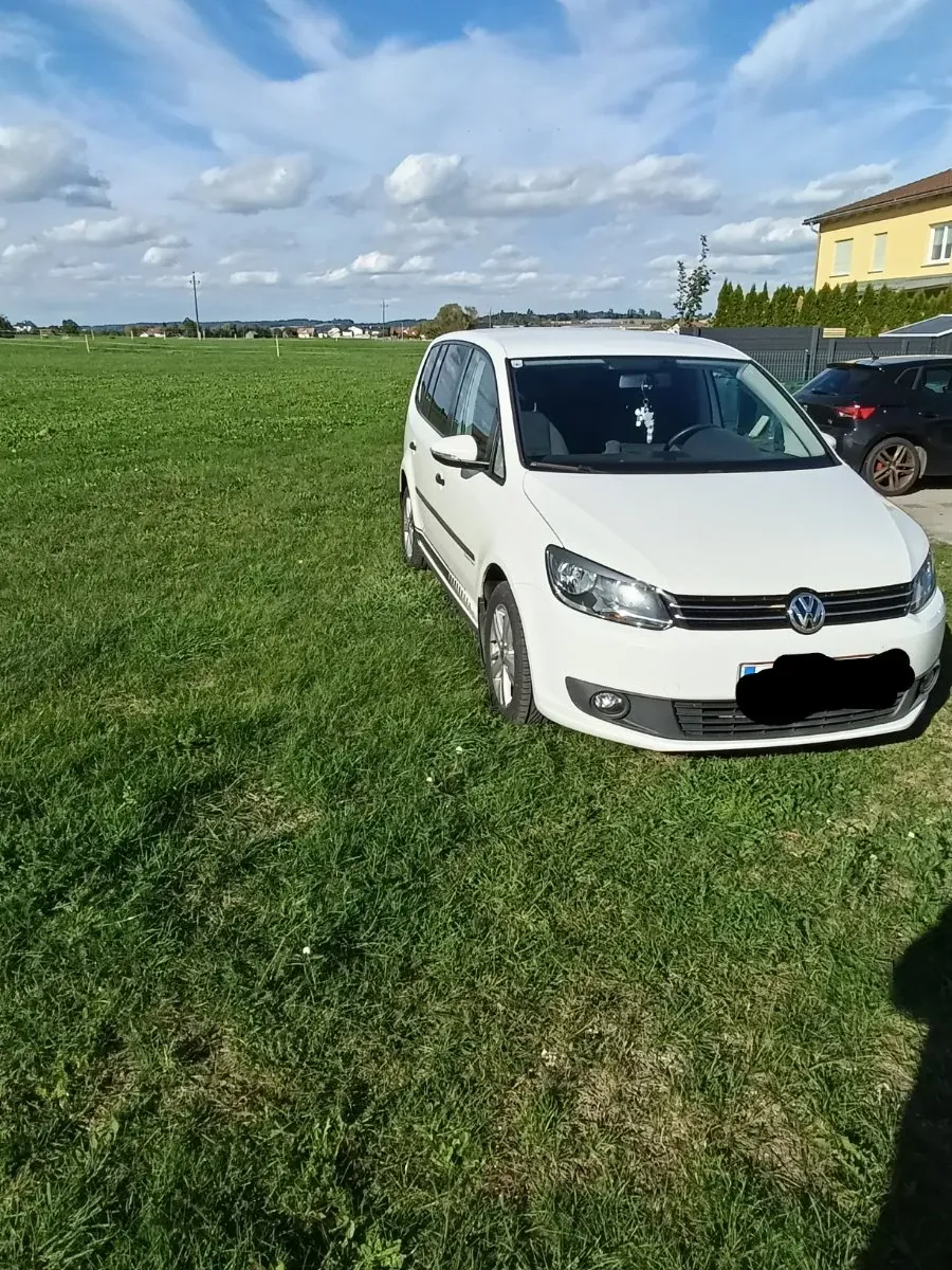 Volkswagen Touran 2011 photo 2