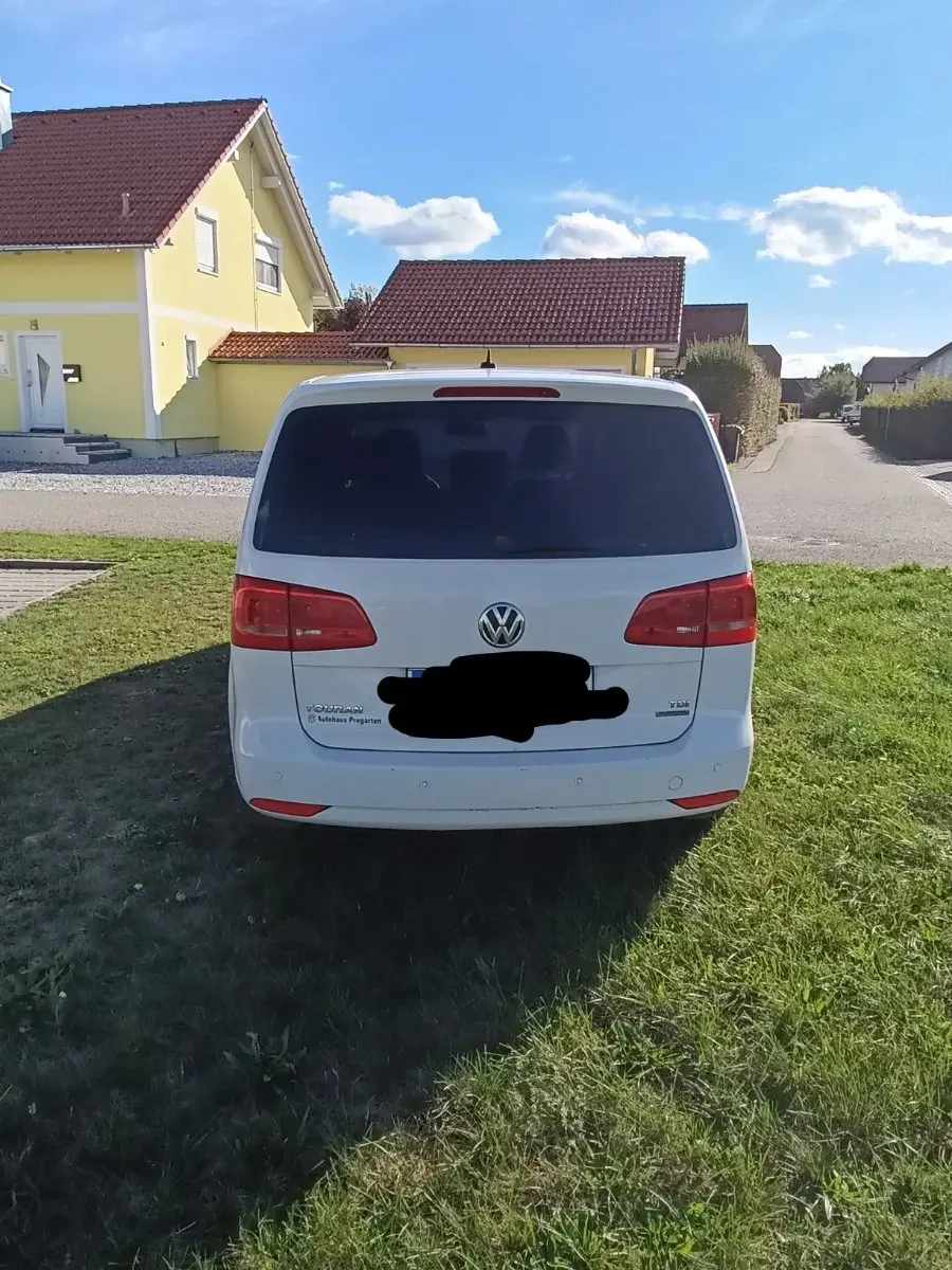Volkswagen Touran 2011 photo 3
