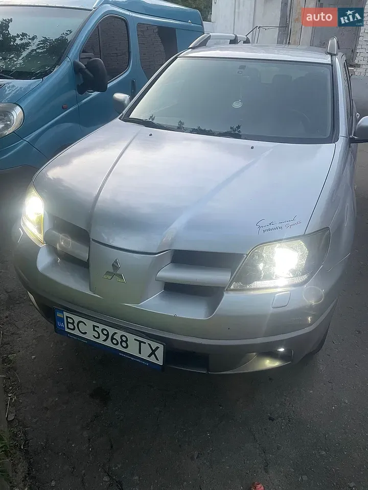 Mitsubishi Outlander 2003 photo 2