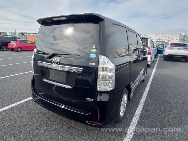 Toyota Noah Si 2013 photo 4