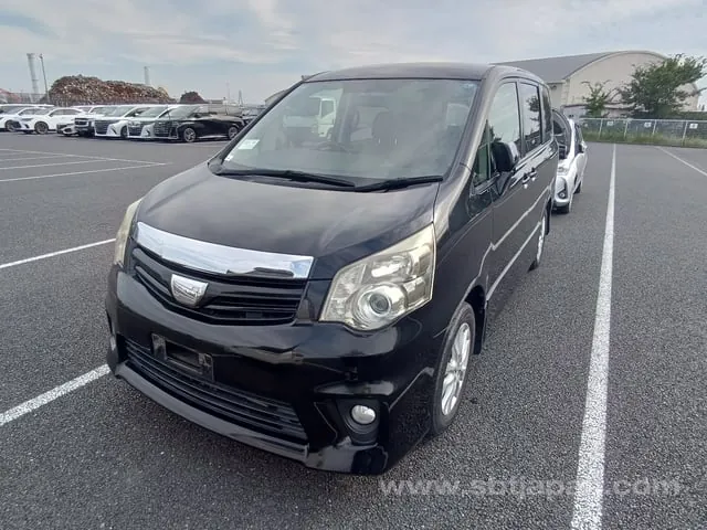 Toyota Noah Si 2013 photo 2