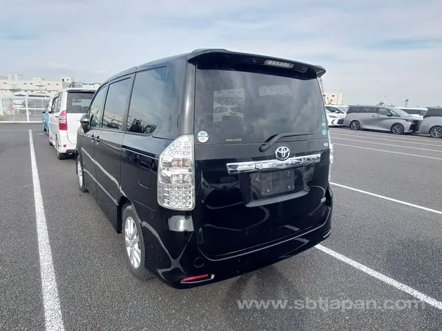 Toyota Noah Si 2013 photo 3